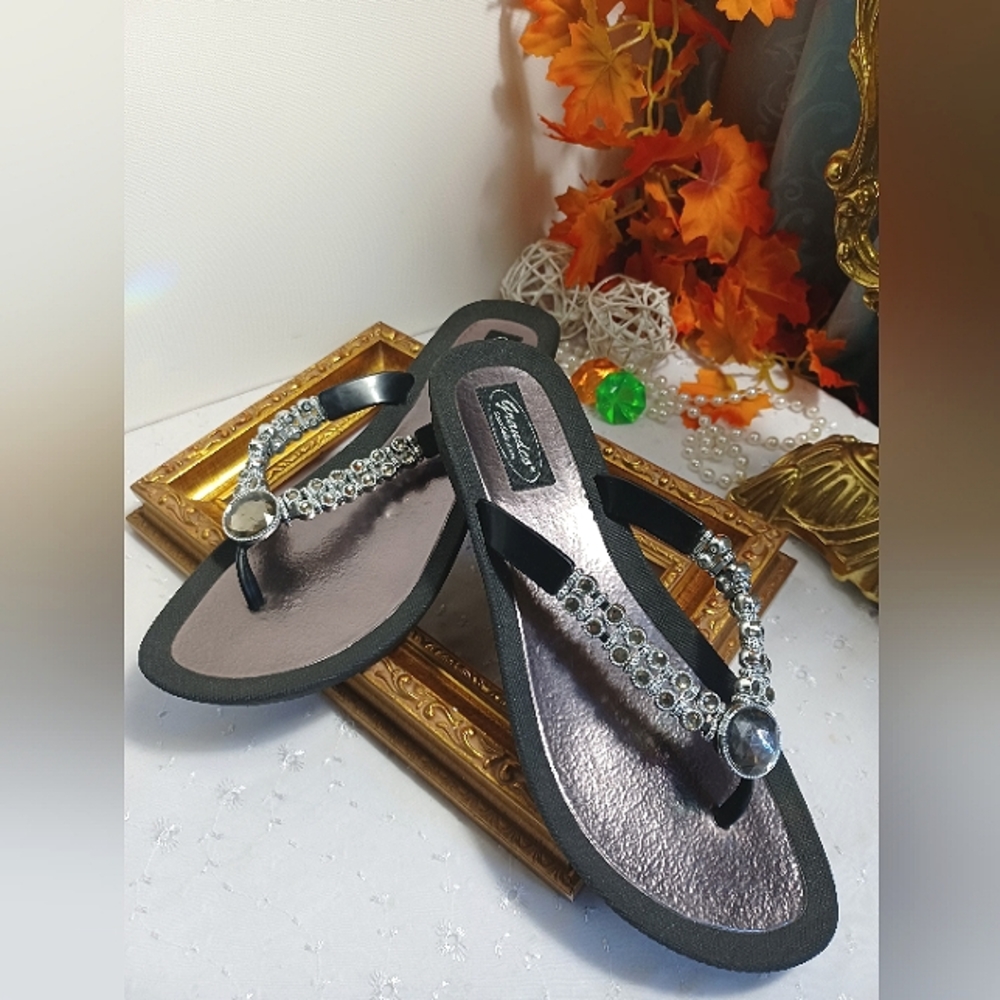 Grandco sandals with dark gray metallic and black colors, size 9